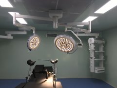 手术无影灯在百级手术室的可行性分析